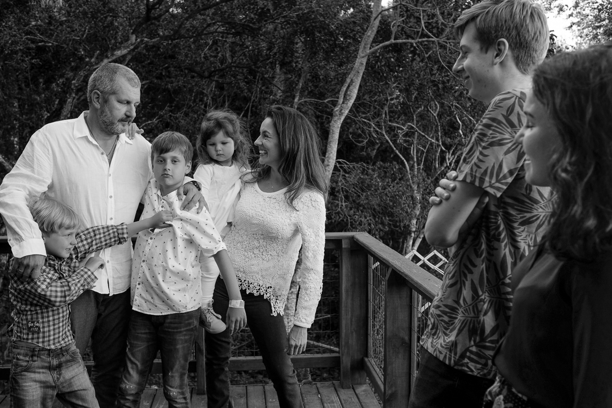 crianças brincando no momento do retrato de família em ensaio realizado em casa no bairro da lagoa da conceição em florianópolis