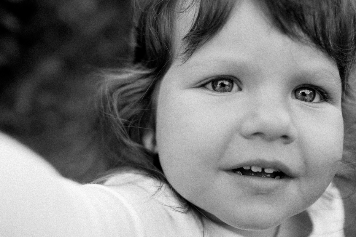 lindo retrato infantil da criança Sophie em preto e branco feito no ensaio fotografico com a sua família no bairro da lagoa da conceição em florianópolis 