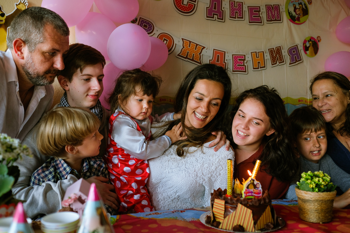 muita alegria na hora do parabéns em família na festa infantil da linda criança sophie na sua casa na lagoa da conceição em florianópolis