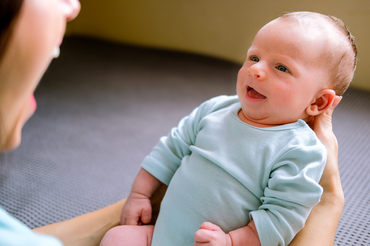 momento de amor e alegria entre mãe e filho em registro do ensaio fotografico de newborn lifestyle em florianopolis