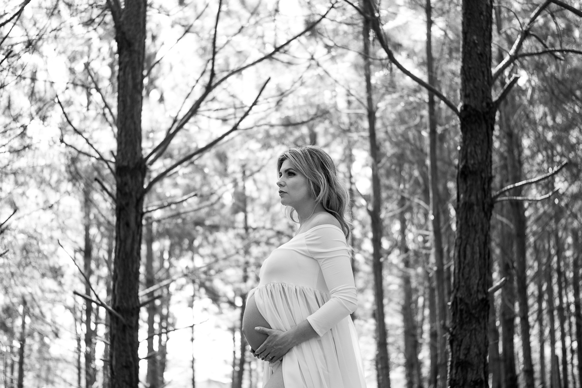 a gestante vanessa vieira segura carinhosamente a sua barriga em registro feito por isis vieira fotografia no seu ensaio gestante realizado em florianopolis