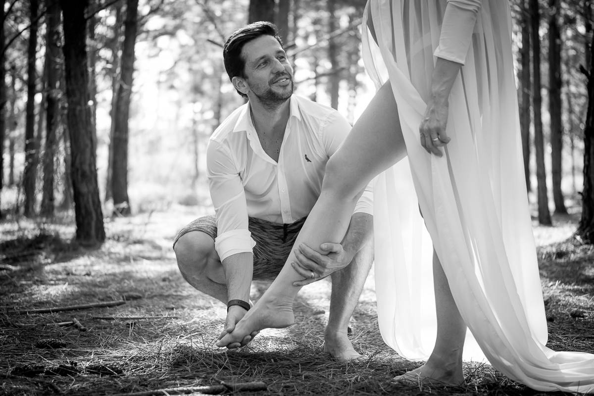 eneu comicholi e vanessa vieira em momento de carinho no registro feito por isis vieira fotografia no book de grávida realizado no bairro campeche em florianopolis