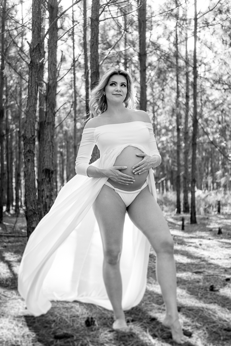 momento de carinho da Vanessa em retrato preto e branco gestante