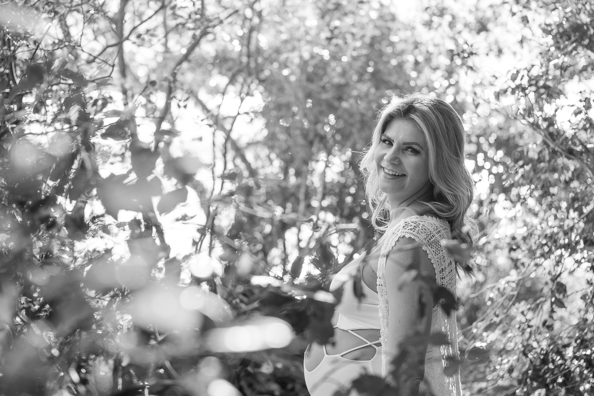 retrato gestante da Vanessa em meio aos arbustos na Lagoa do Peri sul da Ilha de Santa Catarina Floripa