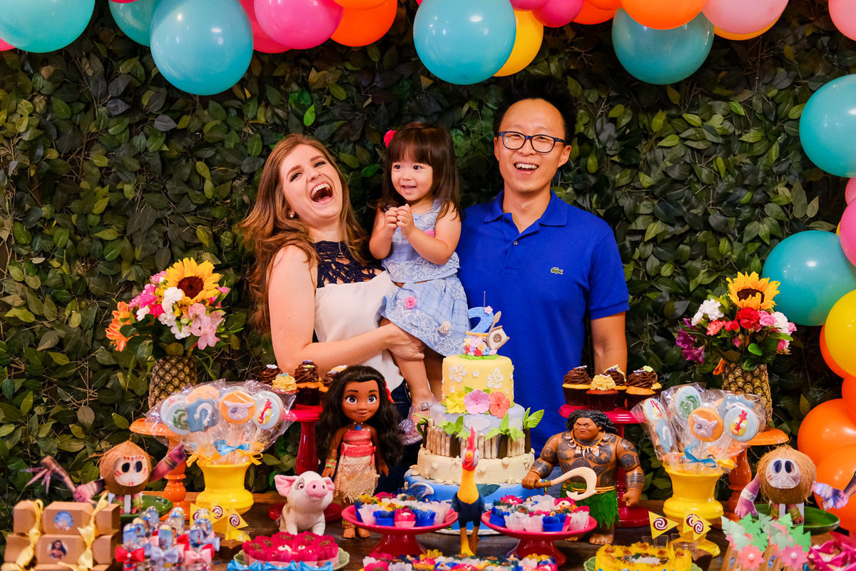 retrato da mamãe Débora super feliz, Belinha a aniversariante batendo palminha e Michel Teo Sin feliz em retrato com a filha no seu segundo aniversário