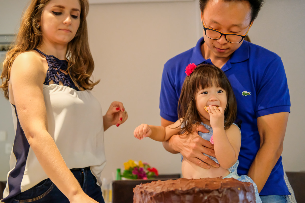 Belinha provando um pedaço do seu bolo de aniversário