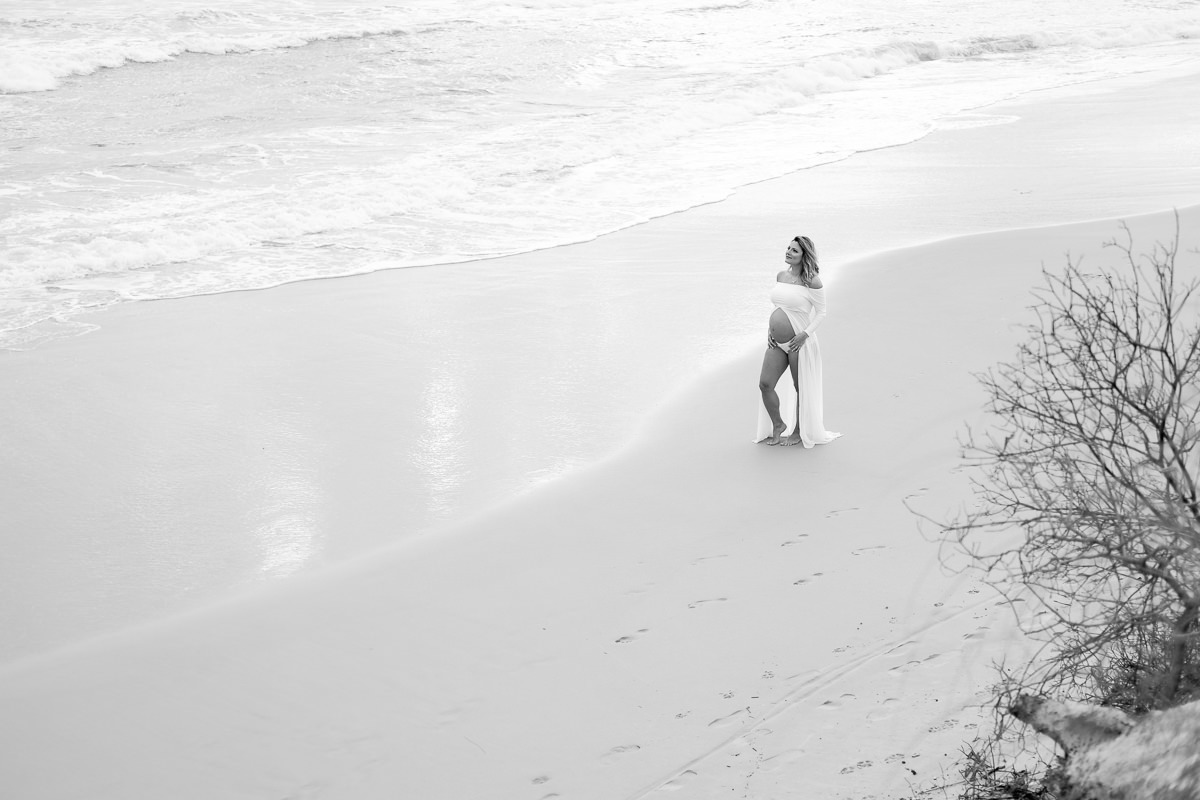 retrato da Alana grávida de 9 meses na praia em Florianópolis ilha da Magia