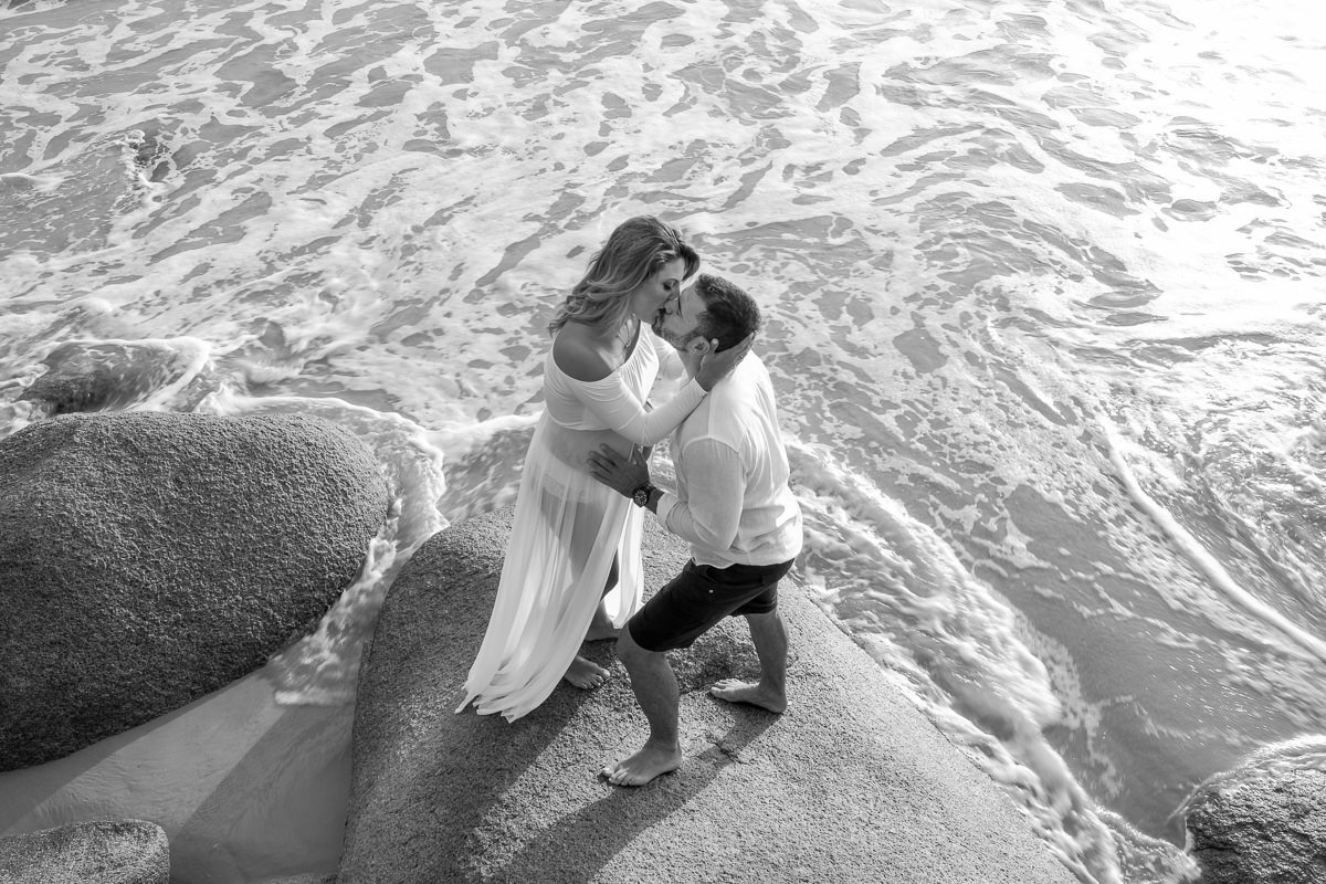 perspectiva de cima da foto do casal se beijando durante ensaio fotográfico gestante