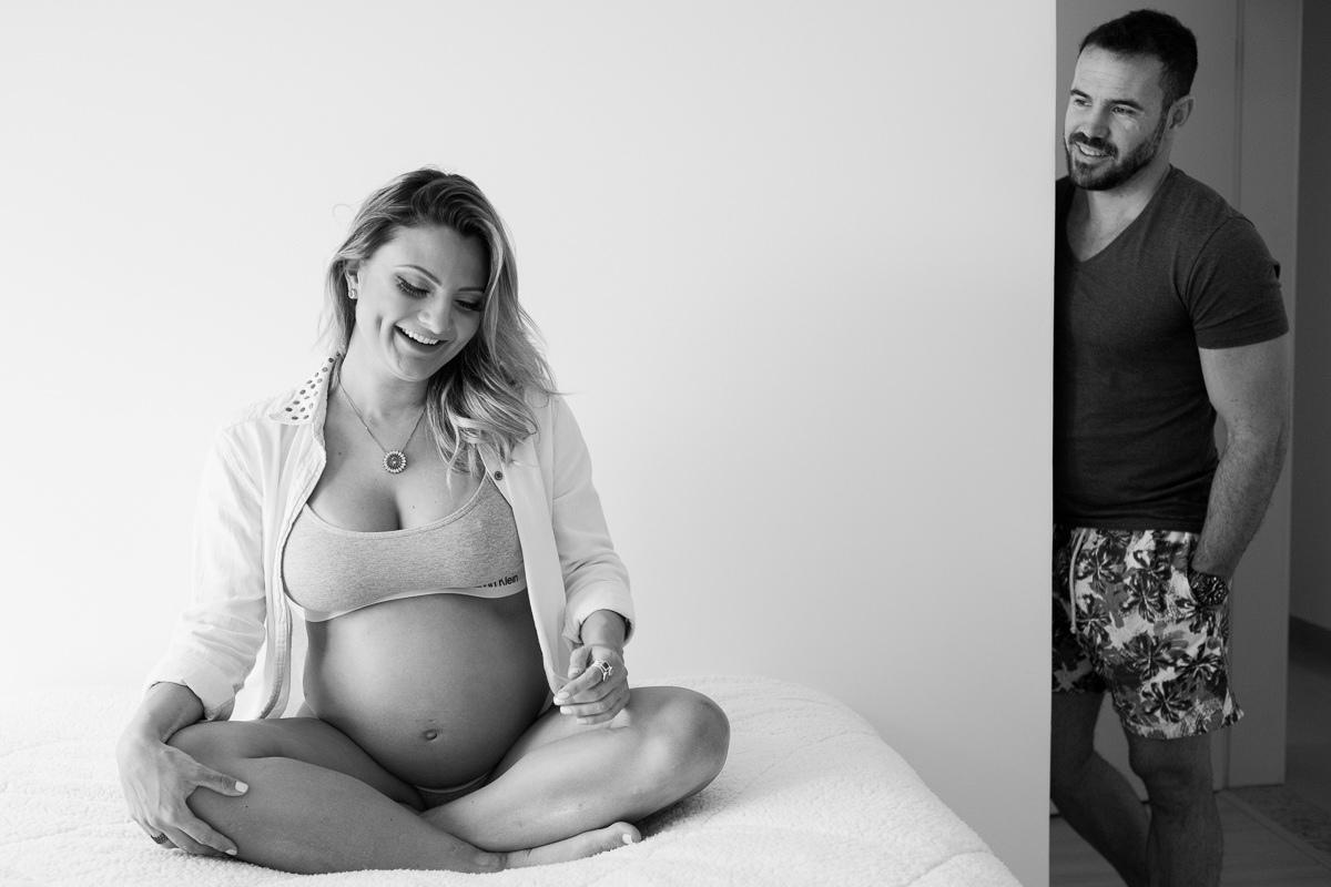 gravida linda com seu marido em ensaio fotográfico gestante na sua residencia de lingerie Calvin klein