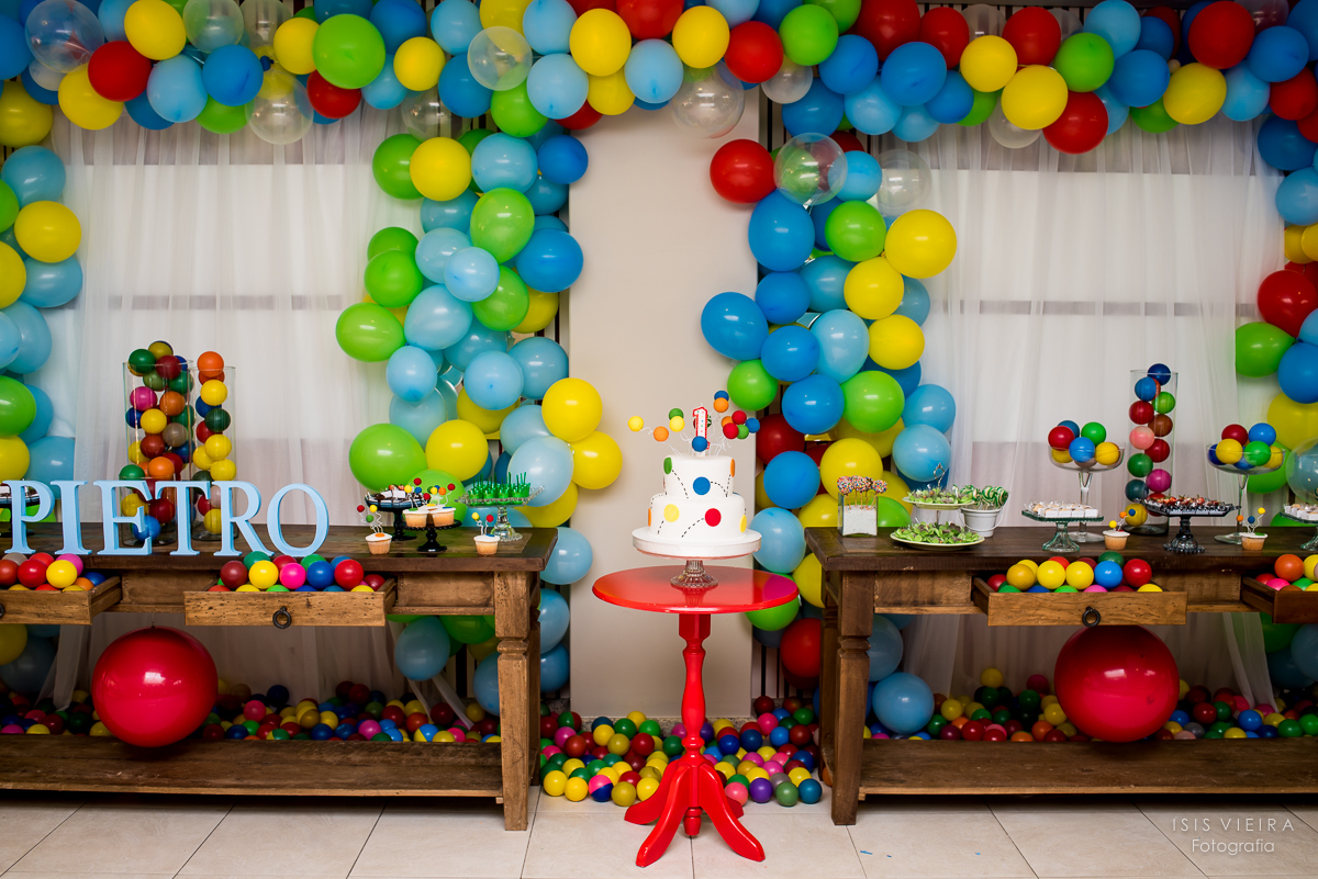 festa infantil com o tema bolas decorada por miss festas realizada no salão de festas do prédio da criança aniversariante que completou 1 aninho