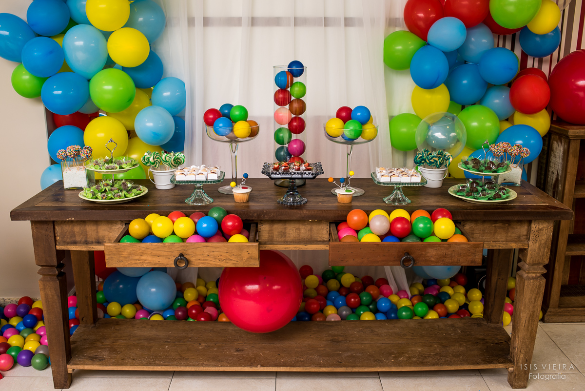 mesa de doces no estilo rústico decorada por roberta almeida da empresa miss festas com o tema bolas coloridas
