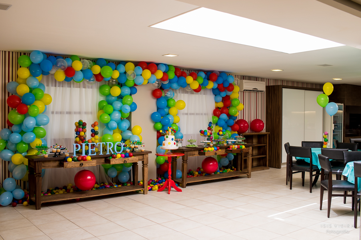 mesa de doces decorada por miss festas em aniversário infantil com tema de bolas coloridas simples e bem aconchegante para festinha em família