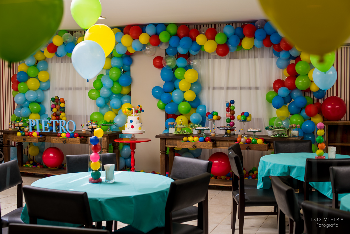 decoração de festa infantil com o tema bolas coloridas alegre e bem interativa