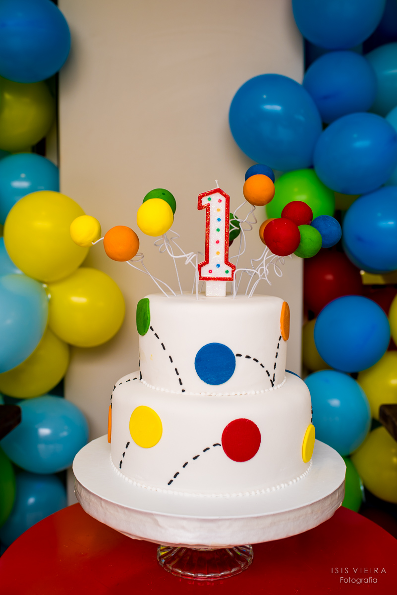 bolo de três andares branco com bolinhas de isopor penduradas e pintadas de festa infantil com o tema bolas coloridas decorado por miss festas
