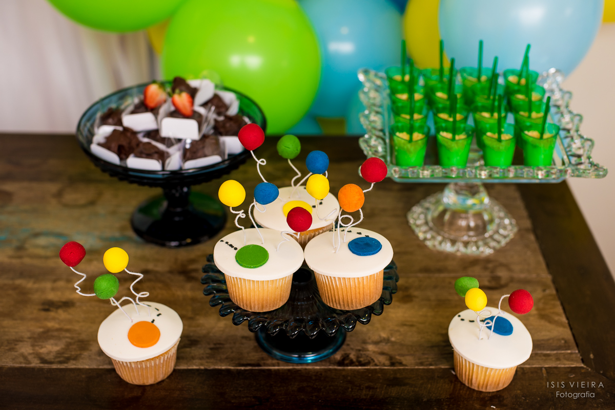cupcakes com bolinhas de isopor penduradas brigadeiro de copinho em formato de coração e docinho de morango na mesa de doces de festa infantil de 1 aninho decorada por miss festas em florianopolis