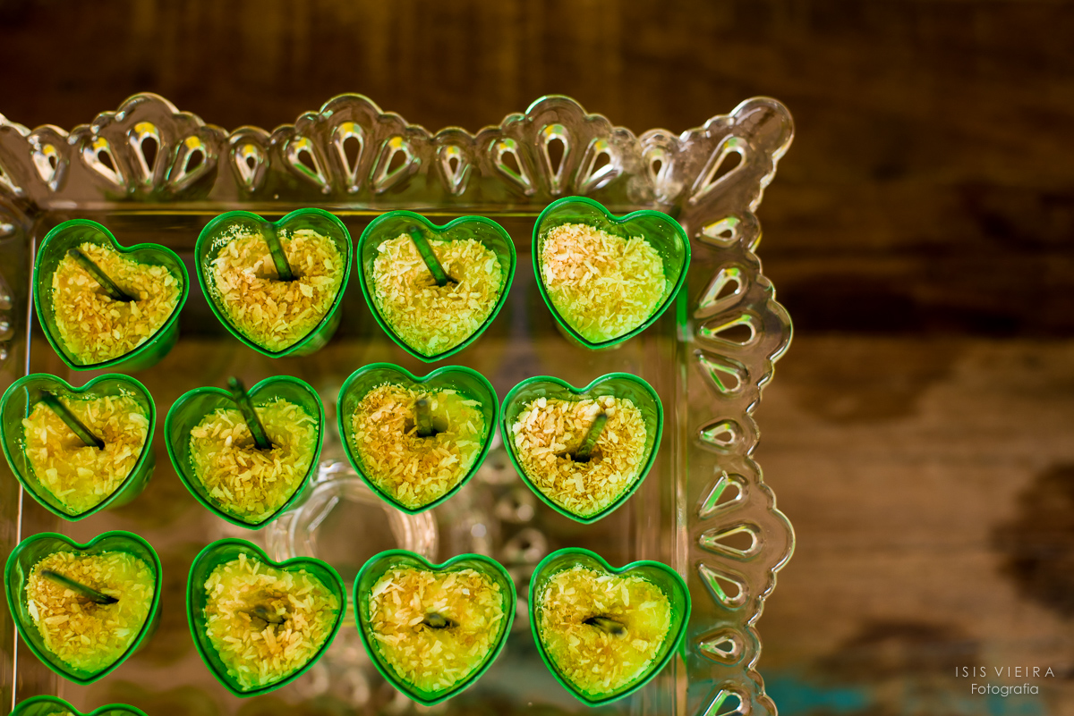 brigadeiros de colher em copinhos verdes na mesa de doces da festa infantil de aniversário de 1 aninho no centro de florianopolis com decoração e produção de miss festas