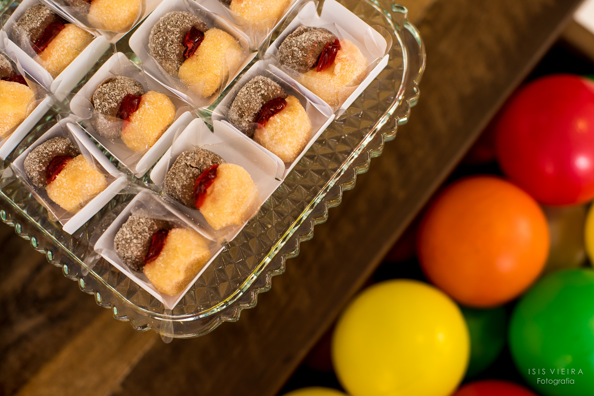 doce casadinho produzido por Atteliê de Doces da empresária Carolina Darosci enfeitando a festa infantil de 1 aninho do pequeno pietro