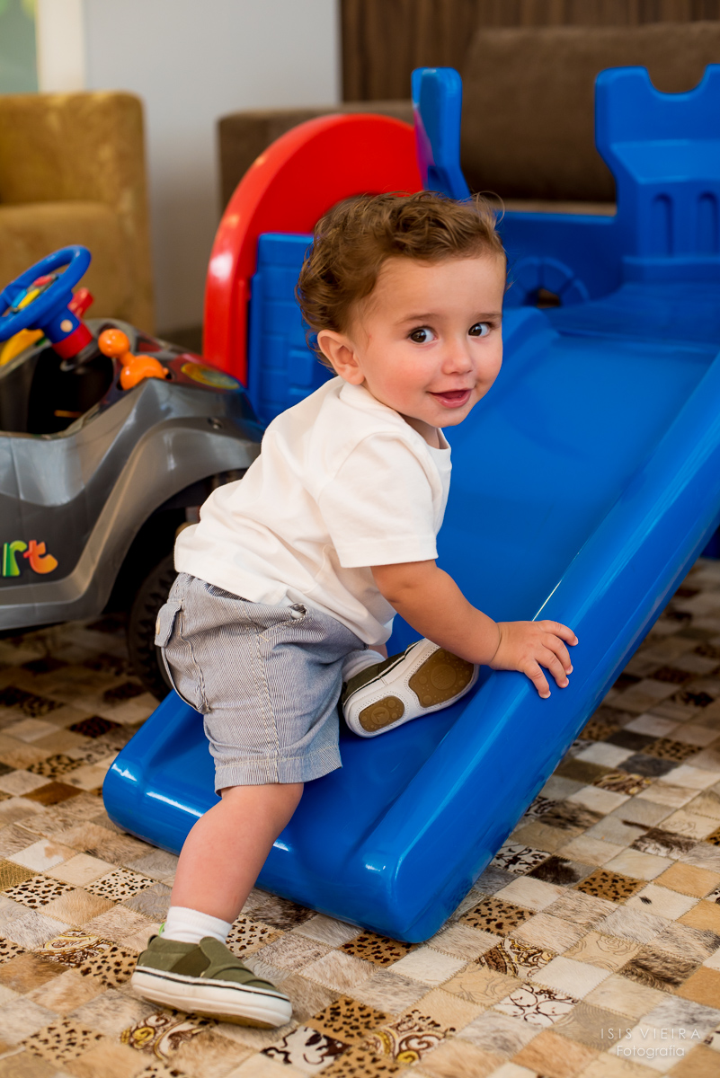 criança curtindo o espaço decorado com brinquedos na sua festa infantil de 1 ano