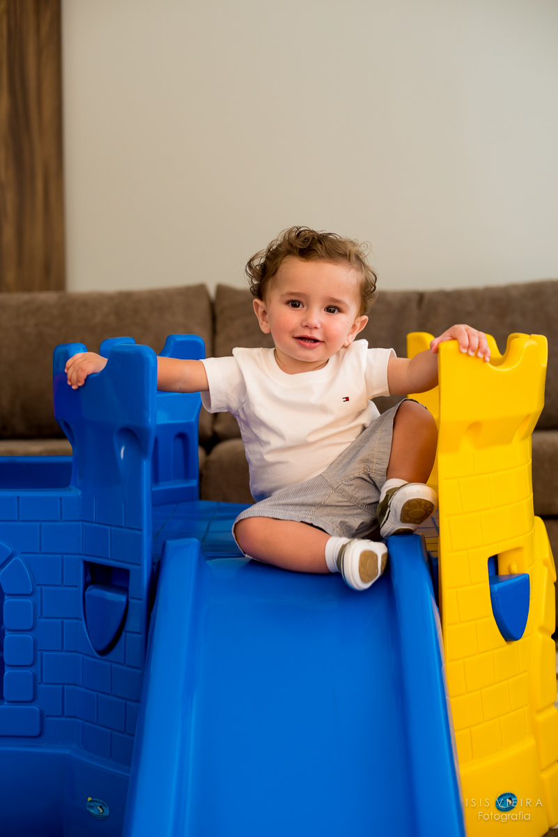 pietro brincando no escorrega bunda que a empresa miss festas colocou para decorar a sua festinha de 1 ano