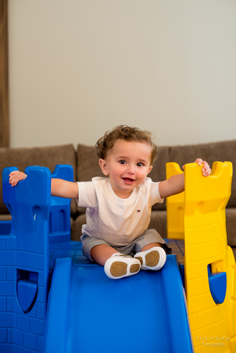 fotografia infantil do pequeno pietro curtindo a sua festinha de 1 ano no centro de florianópolis