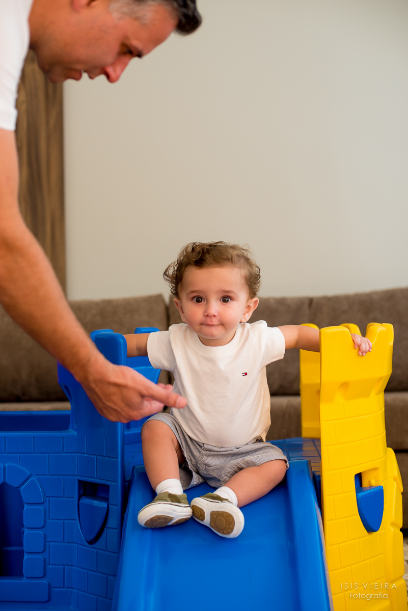 amor e carinho do pai com seu filho  na festinha infantil pra comemorar seu primeiro aninho