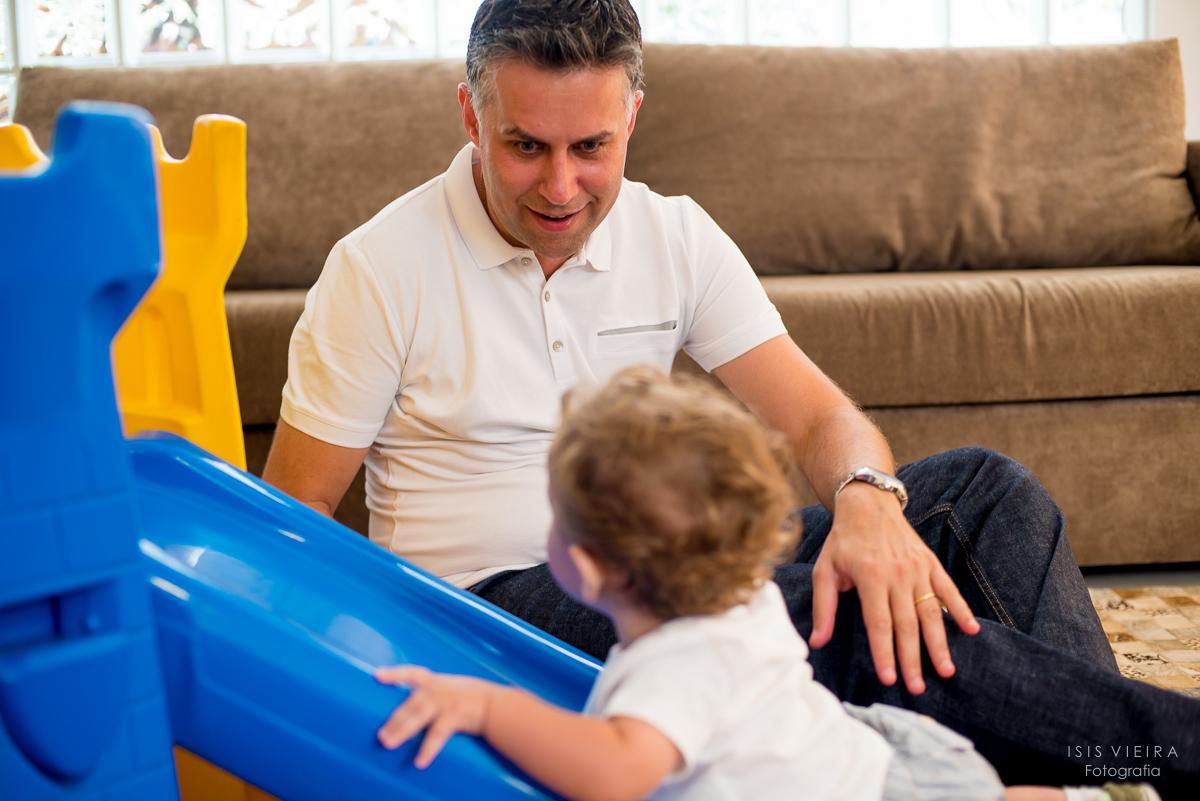amor e cuidado de pai para filho na festa de 1 ano da criança com registro fotográfico infantil