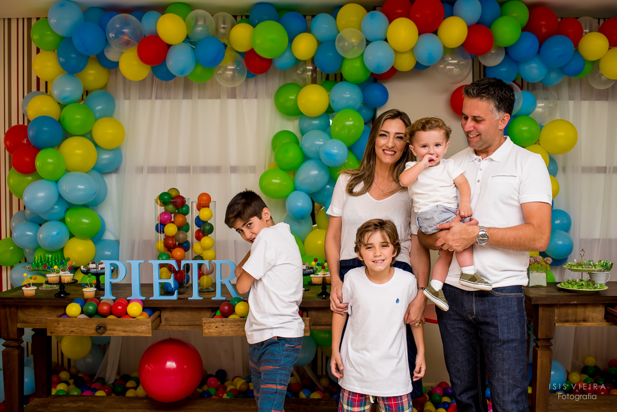 bolas coloridas foi o tema da festa infantil de 1 ano do pequeno pietro no centro de florianópolis com fotografia de família de Isis Vieira fotografia