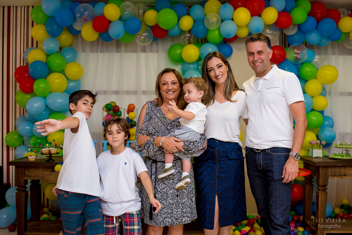 registro da família com a avó de Isis Vieira fotógrafa infantil em aniversário infantil de 1 ano do pequeno pietro com produção de miss festas no centro de florianopolis