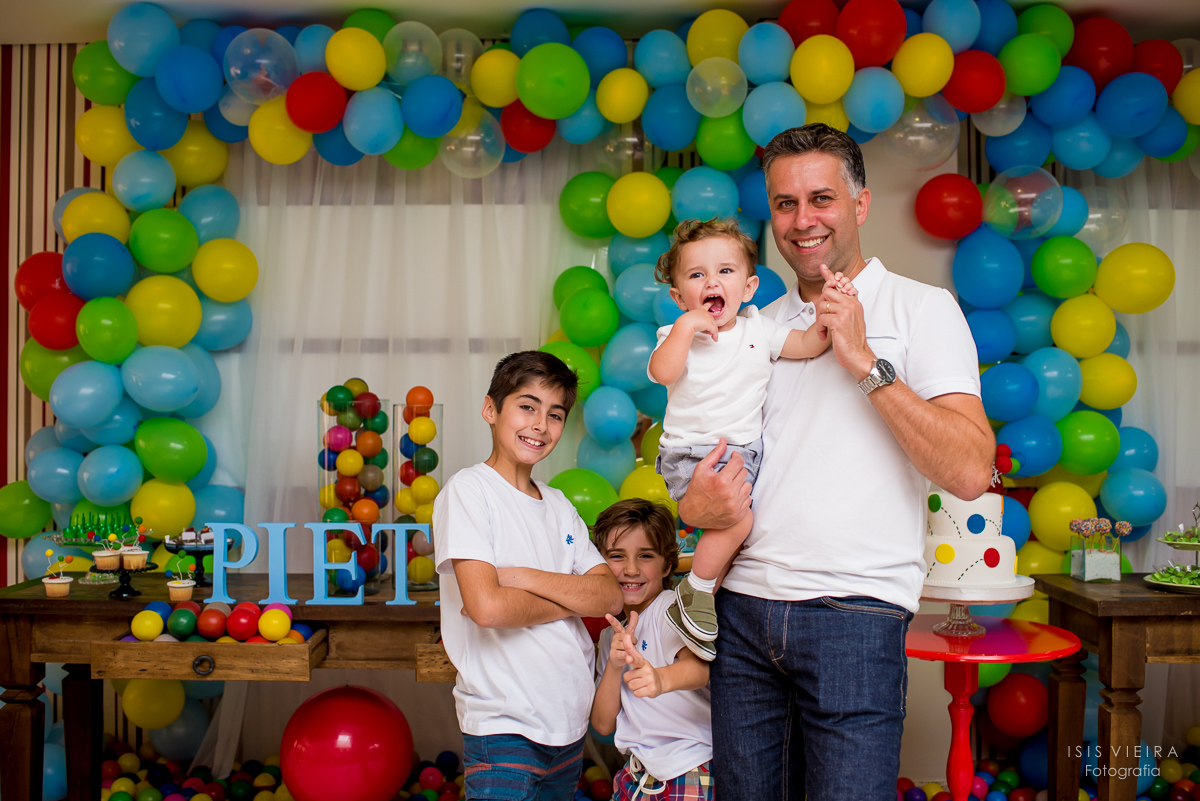 Pai e filhos felizes na festa infantil de 1 ano do Pietro decorada por miss festas no centro de florianópolis
