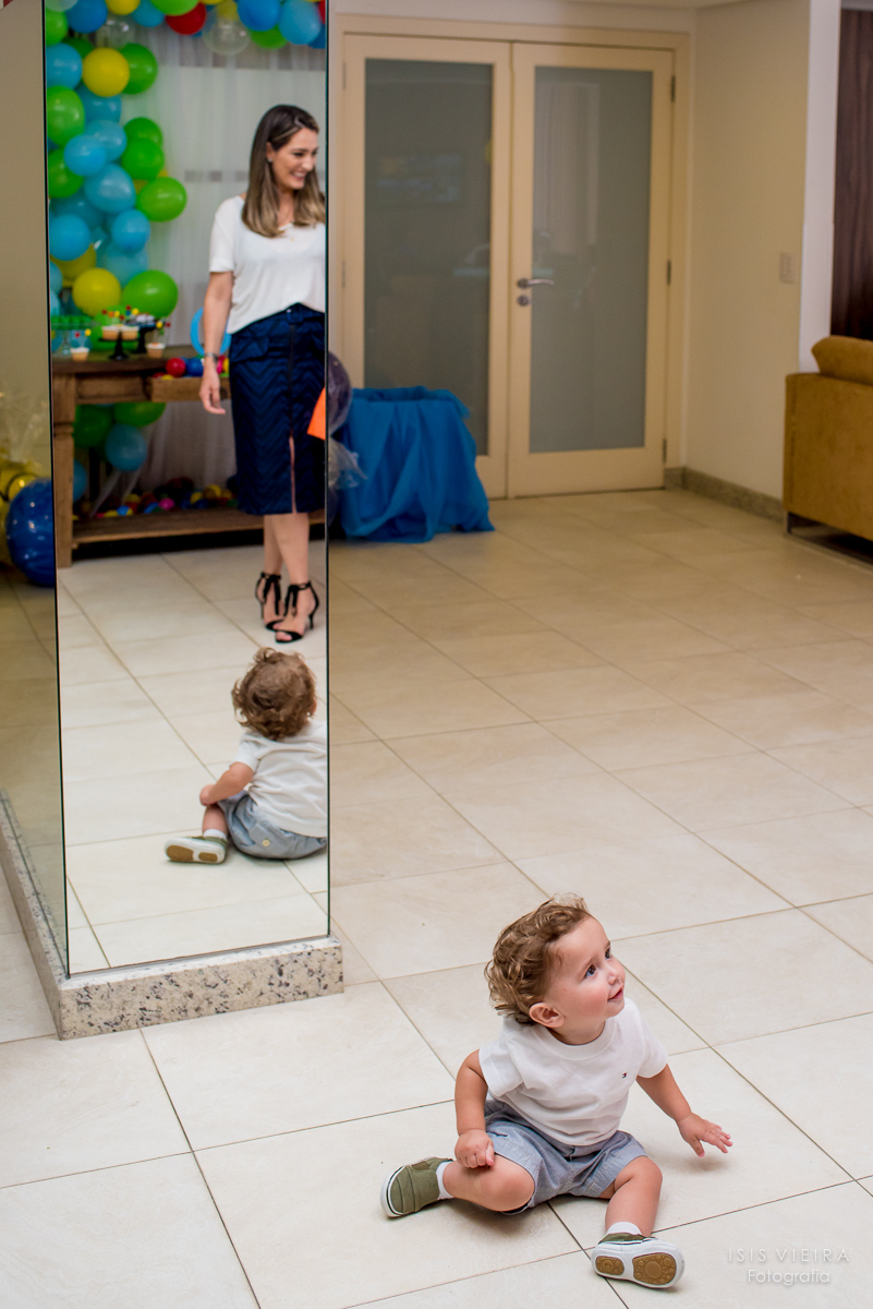 registro de amor e carinho do pequeno Pietro olhando sua mãe na sua festinha infantil de 1 ano no centro de florianopolis com decoração de miss festas