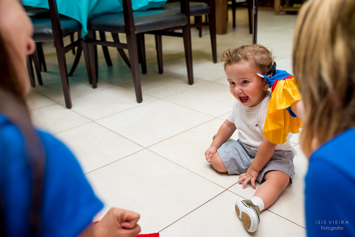Pietro sorrindo muito feliz com as brincadeiras das animadoras de festas infantis em sua festinha infantil de 1 ano que foi decorada e produzida com muito amor por miss festas