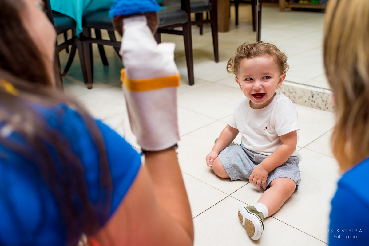 Pietro sorrindo feliz para as brincadeiras na sua festinha no centro de florianópolis que foi produzida e decorada por Roberta Almeida