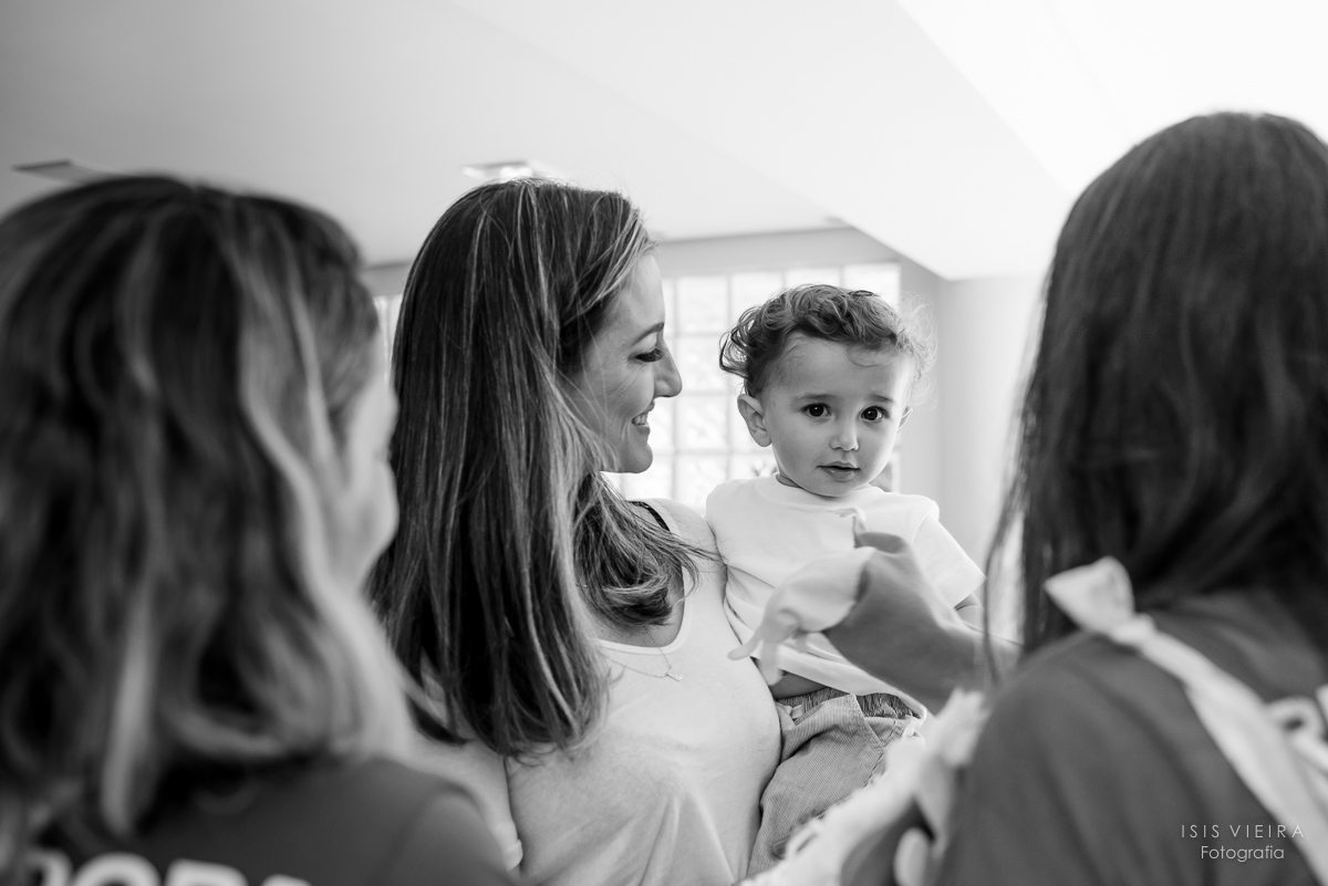 mamãe e filho num momento de amor na festa infantil de 1 ano do pequeno pietro