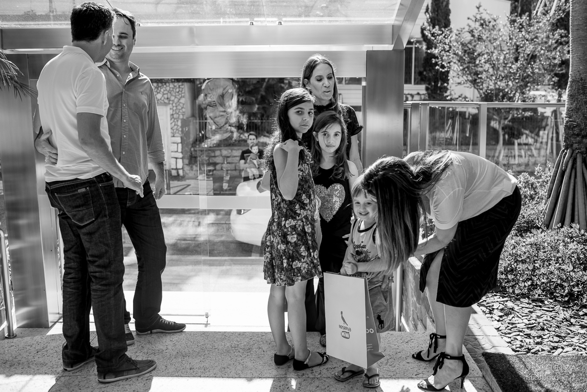 Família recebendo os convidados da festa infantil de 1 ano de seu filho Pietro com registro em preto e branco da fotografa de festas infantis Isis Vieira