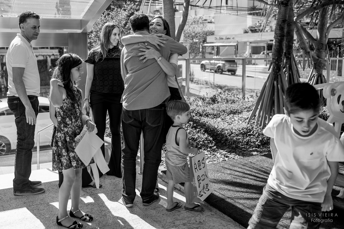 Mamãe abraçando seus convidados que chegam para comemorar com amor e alegria o primeiro aninho do Pietro em festa decorada e produzida por miss festas em florianopolis