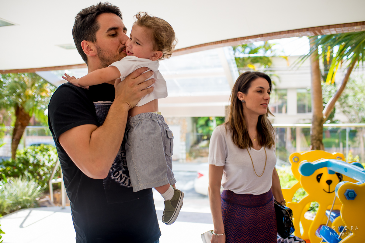 aniversariante recebendo beijos e muito carinho e amor do seu tio na sua festinha infantil de 1 aninho no centro de florianopolis