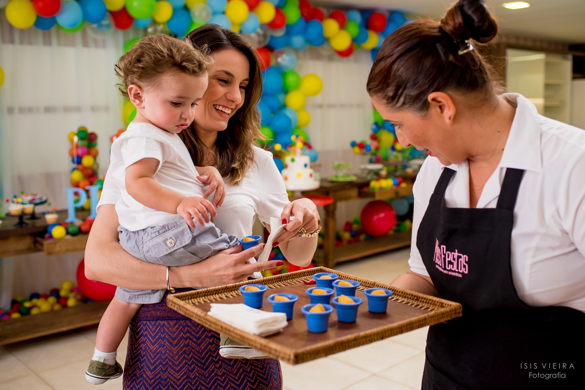 comidinhas gostosas da miss festas sendo servidas para os convidados e aniversariante na festa infantil de 1 aninho