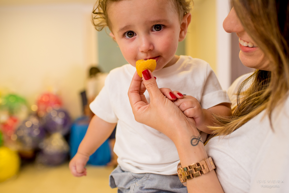 o aniversariante provando um salgadinho feito pela empresa miss festas na sua festinha infantil de comemoração do seu primeiro aninho