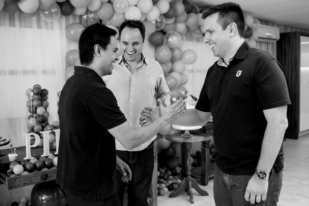 convidados chegando e sorrindo muito felizes na festinha de comemoração do primeiro ano do pietro no centro de florianopolis