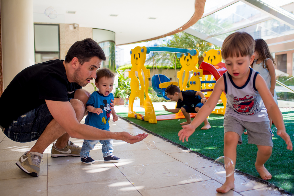 crianças muito felizes e sorridentes brincando e curtindo com bolinhas de sabão na festinha infantil de 1 aninho do pequeno pietro