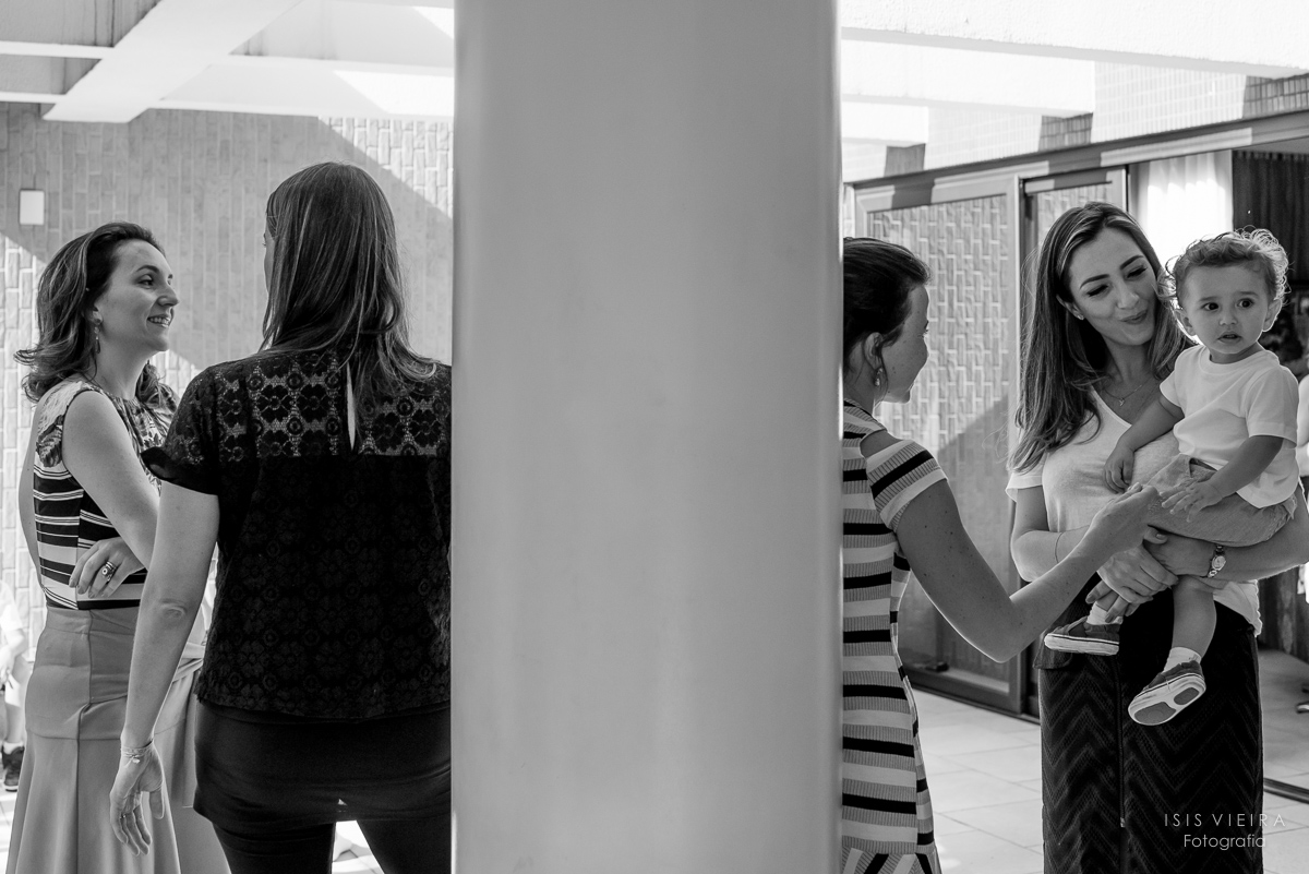 mamães conversando felizes e carinhosas com seus filhos no colo na comemoração infantil do aniversário de 1 aninho do pietro