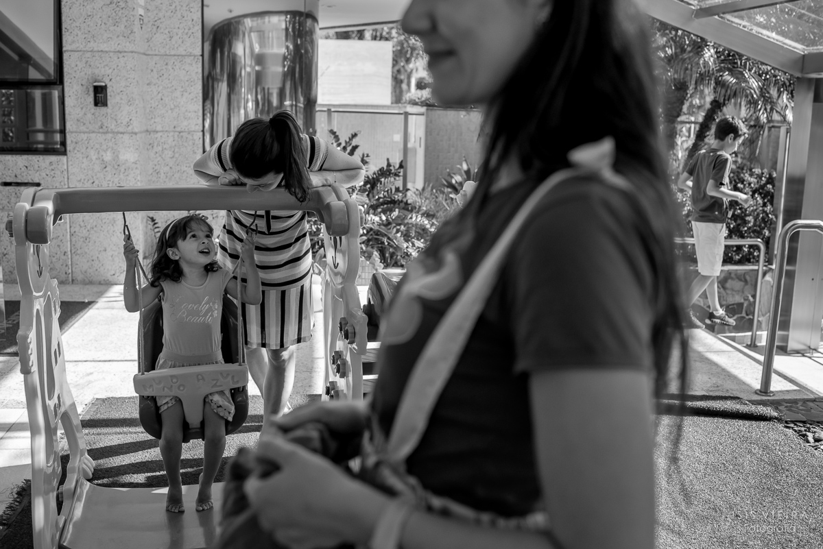 mãe e filha em momento de amor e carinho na festinha infantil