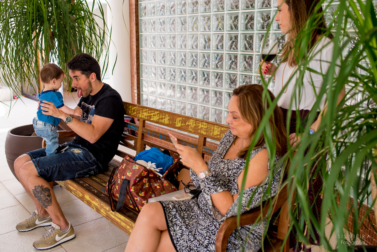 brincadeira de pai e filho com olhar amoroso da mãe em festa infantil que teve produção de roberta almeida