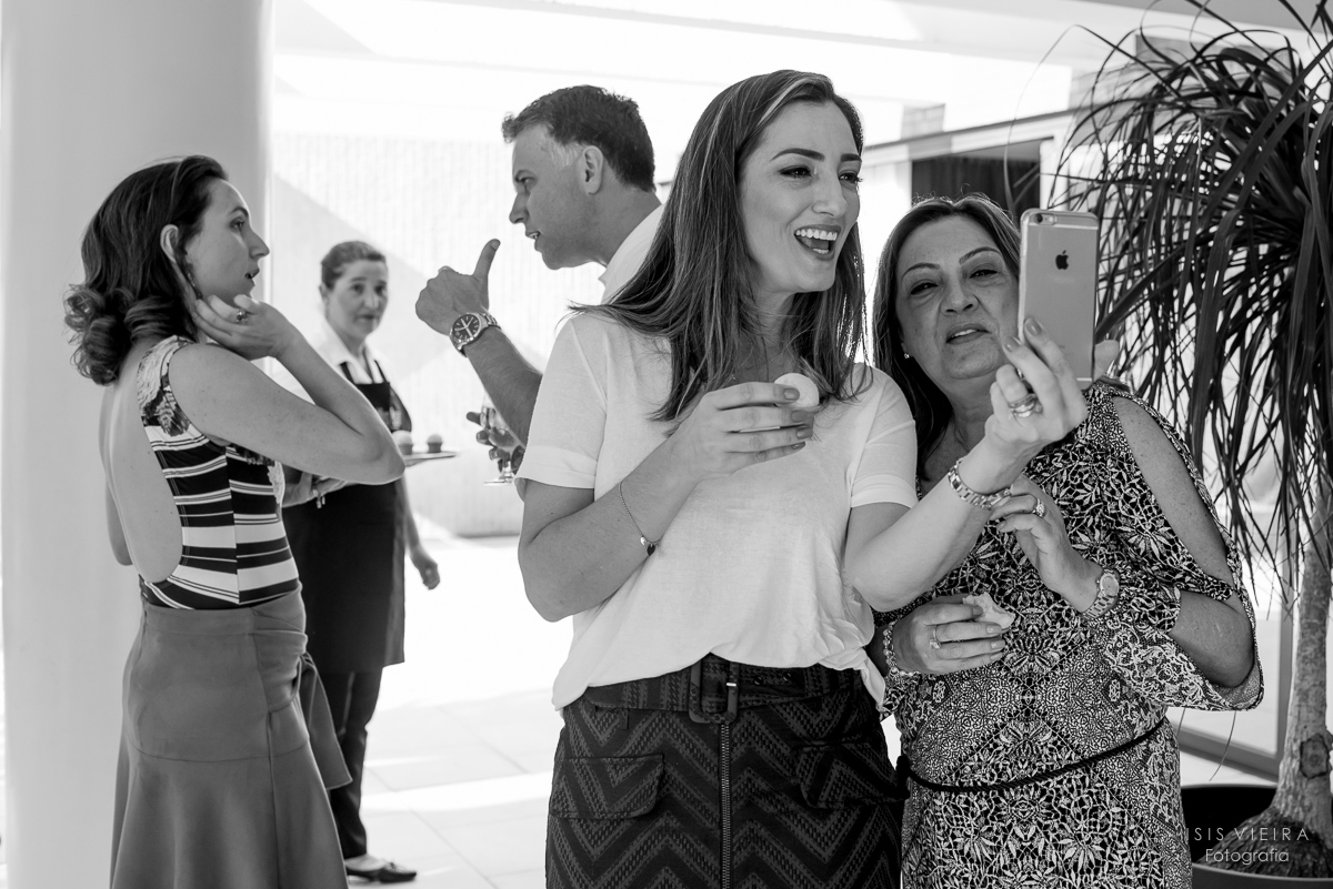 momento de descontração de mãe e filha que falam com parentes no facetime mostrando a festa infantil de 1 aninho do pequeno pietro