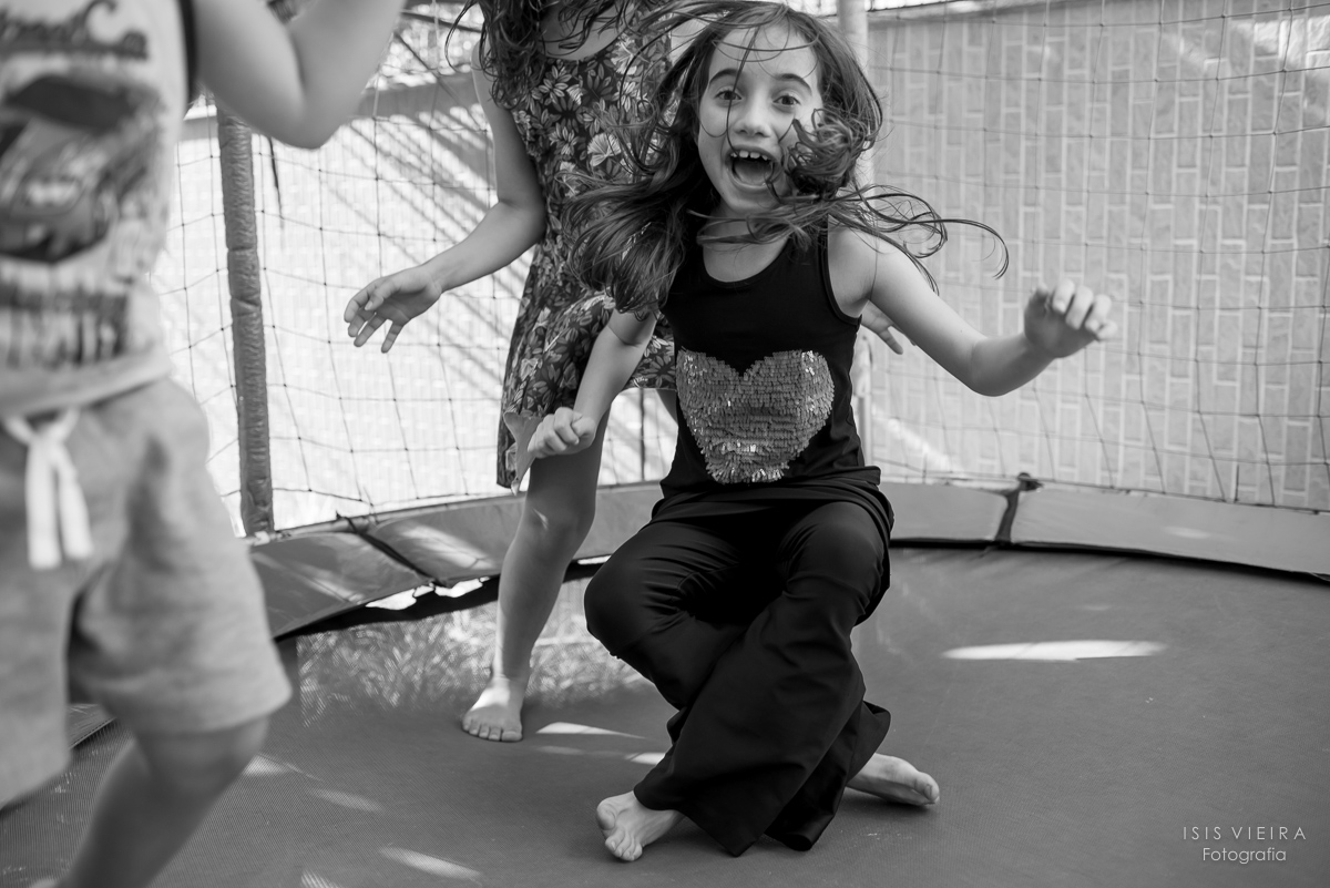 meninas brincando e sorrindo muito felizes no pula pula montado pela miss festas na festa infantil de 1 aninho do pequeno pietro
