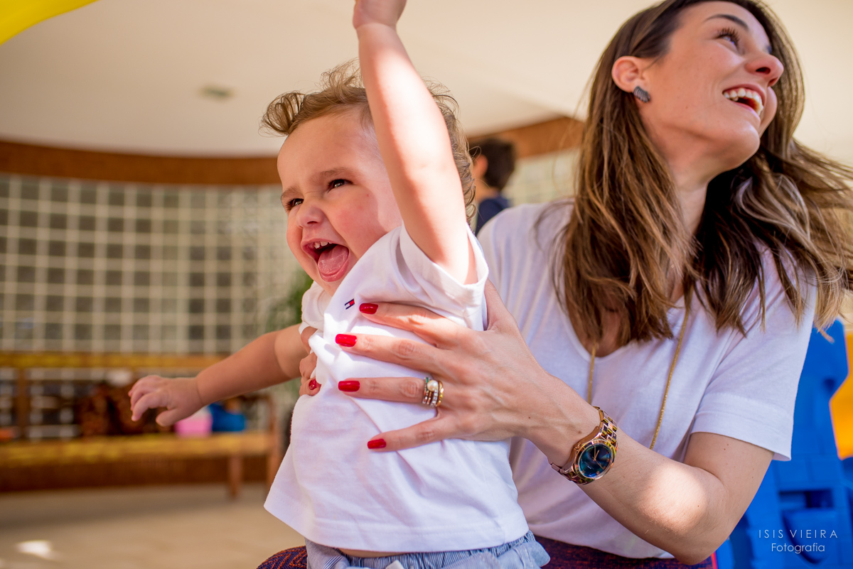 aniversariante curtindo muito com balões coloridos em registro infantil feito pela fotografa infantil Isis Vieira em florianópolis
