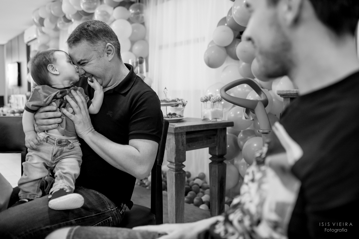 tio e sobrinho brincando com muito amor e carinho na comemoração do primeiro aninho do pietro com decoração e produção de miss festas