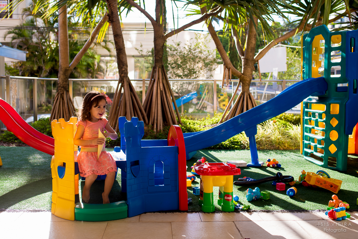 criança no parque de diversões montado com carinho pela empresa miss festas em festa infantil no centro de florianopolis