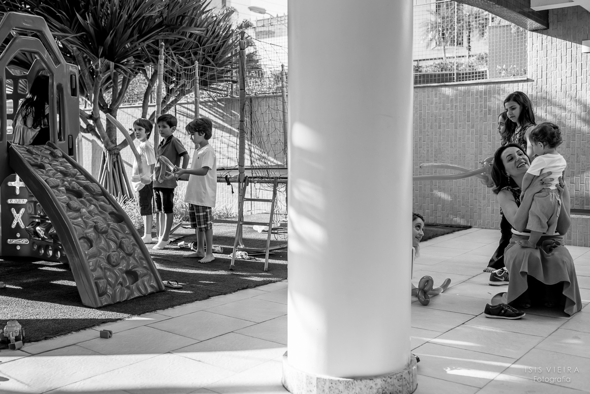 muitas crianças brincando no parquinho decorado por miss festas na festa infantil do pietro