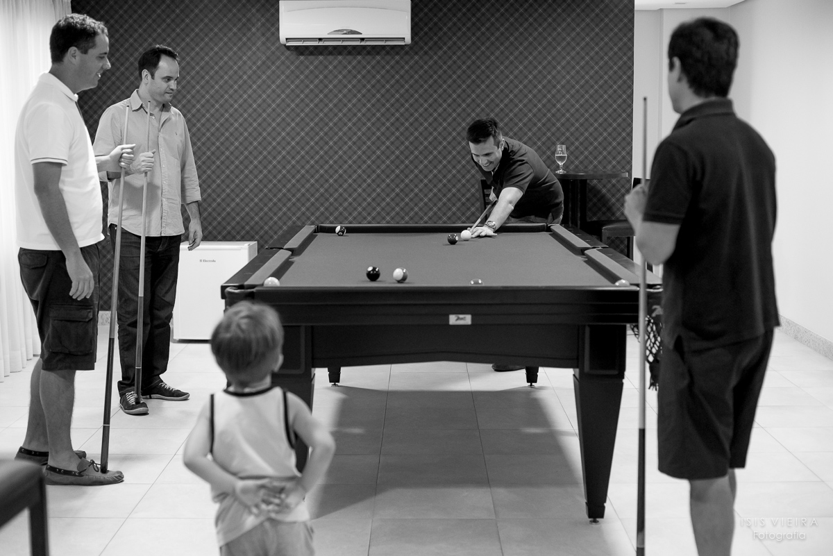 pais e filhos jogando sinuca no salão de festas onde aconteceu o aniversário de 1 aninho do pietro